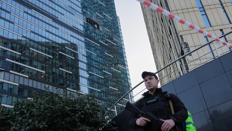 Kondisi kaca pada gedung perkantoran yang rusak usai serangan drone atau peswat tanpa awakn milik Ukraina di Moskow, Rusia, Selasa (1/8/2023). (REUTERS/Evgenia Novozhenina)