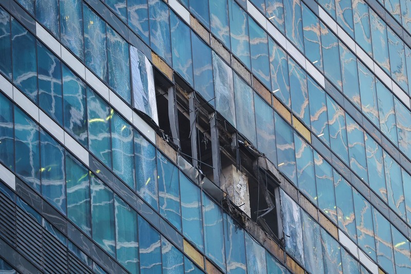 Kondisi kaca pada gedung perkantoran yang rusak usai serangan drone atau peswat tanpa awakn milik Ukraina di Moskow, Rusia, Selasa (1/8/2023). (REUTERS/Evgenia Novozhenina) Kondisi kaca pada gedung perkantoran yang rusak usai serangan drone atau peswat tanpa awakn milik Ukraina di Moskow, Rusia, Selasa (1/8/2023). (REUTERS/Evgenia Novozhenina)