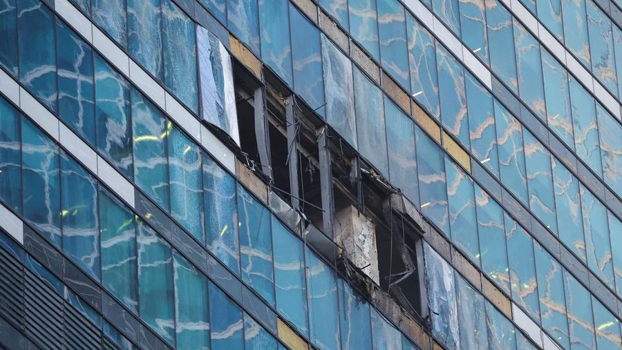 Kondisi kaca pada gedung perkantoran yang rusak usai serangan drone atau peswat tanpa awakn milik Ukraina di Moskow, Rusia, Selasa (1/8/2023). (REUTERS/Evgenia Novozhenina)