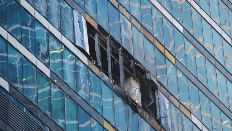 Kondisi kaca pada gedung perkantoran yang rusak usai serangan drone atau peswat tanpa awakn milik Ukraina di Moskow, Rusia, Selasa (1/8/2023). (REUTERS/Evgenia Novozhenina)