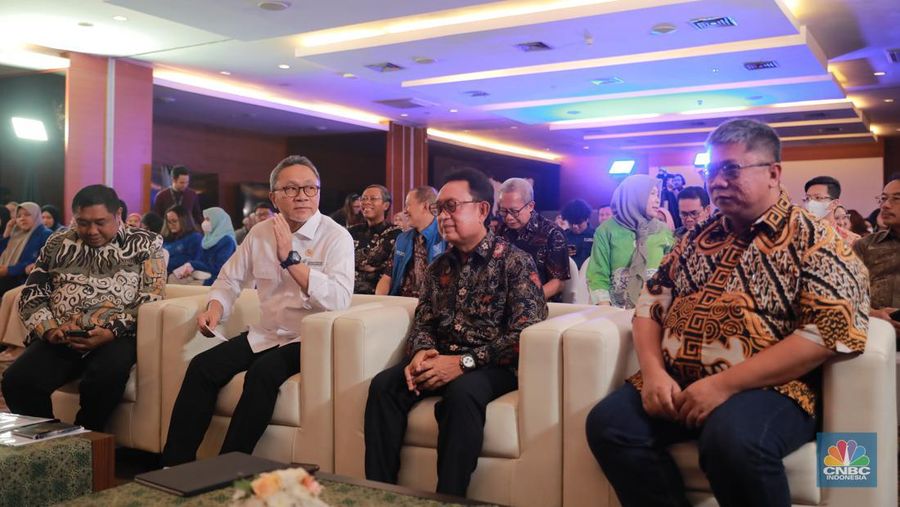 Menteri Perdagangan (Mendag), Zulkifli Hasan (kedua kiri) saat menghadiri acara FoodAgri Insight On Location dengan tema