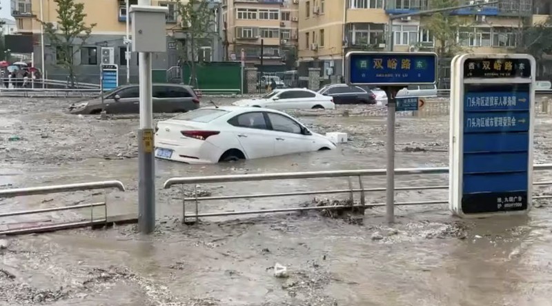 Banjir akibat hujan lebat dan topan doksuri di Beijing, China, Selasa. (1/8/2023). (REUTERS/Thomas Peter)