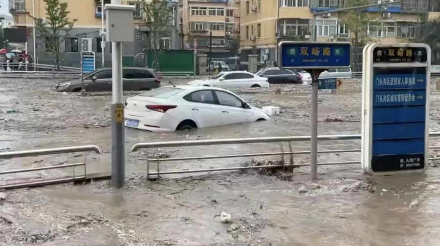 Banjir akibat hujan lebat dan topan doksuri di Beijing, China, Selasa. (1/8/2023). (REUTERS/Thomas Peter)