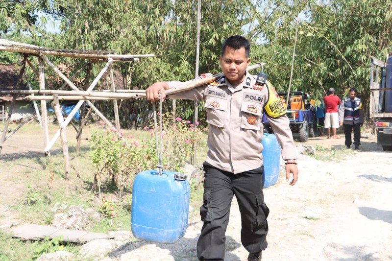 Polri melalui Polres Grobogan menyalurkan bantuan kepada warga atas kekeringan yang terjadi di Kabupaten Grobogan. (Dok. Divisi Humas Polri)