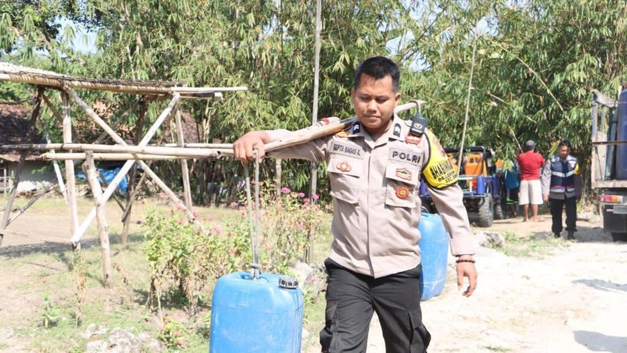 Polri melalui Polres Grobogan menyalurkan bantuan kepada warga atas kekeringan yang terjadi di Kabupaten Grobogan. (Dok. Divisi Humas Polri)