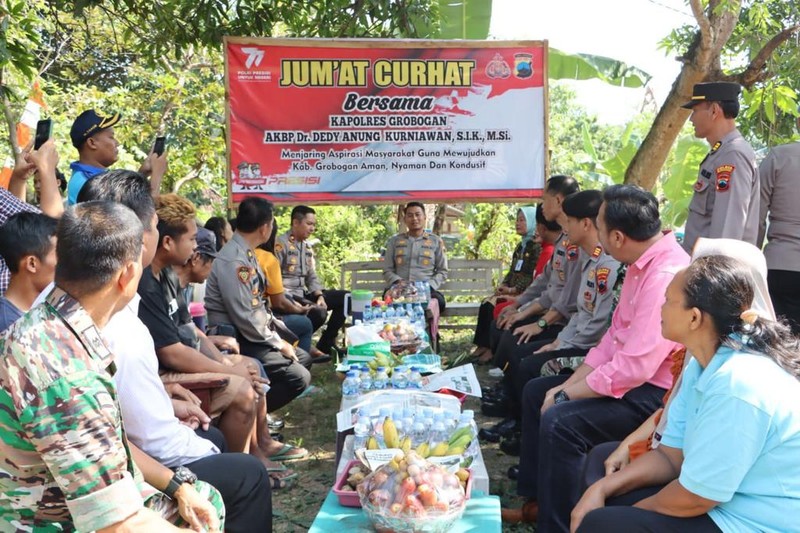 Polri melalui Polres Grobogan menyalurkan bantuan kepada warga atas kekeringan yang terjadi di Kabupaten Grobogan. (Dok. Divisi Humas Polri)