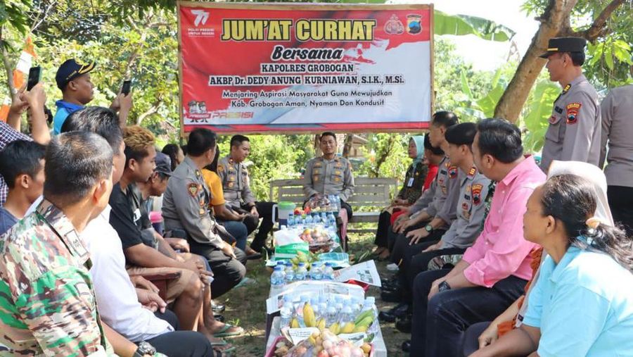 Polri melalui Polres Grobogan menyalurkan bantuan kepada warga atas kekeringan yang terjadi di Kabupaten Grobogan. (Dok. Divisi Humas Polri)