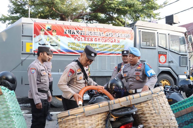 Polri melalui Polres Grobogan menyalurkan bantuan kepada warga atas kekeringan yang terjadi di Kabupaten Grobogan. (Dok. Divisi Humas Polri)