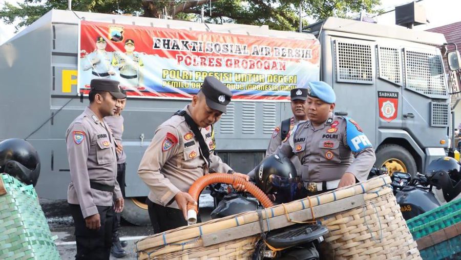 Polri melalui Polres Grobogan menyalurkan bantuan kepada warga atas kekeringan yang terjadi di Kabupaten Grobogan. (Dok. Divisi Humas Polri)