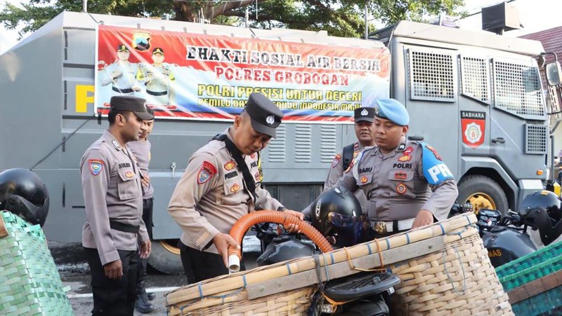 Polri melalui Polres Grobogan menyalurkan bantuan kepada warga atas kekeringan yang terjadi di Kabupaten Grobogan. (Dok. Divisi Humas Polri)