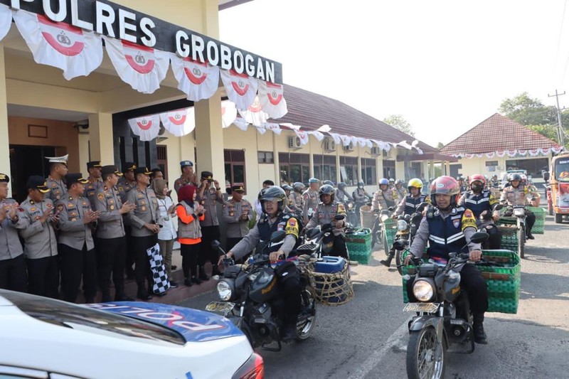 Polri melalui Polres Grobogan menyalurkan bantuan kepada warga atas kekeringan yang terjadi di Kabupaten Grobogan. (Dok. Divisi Humas Polri)