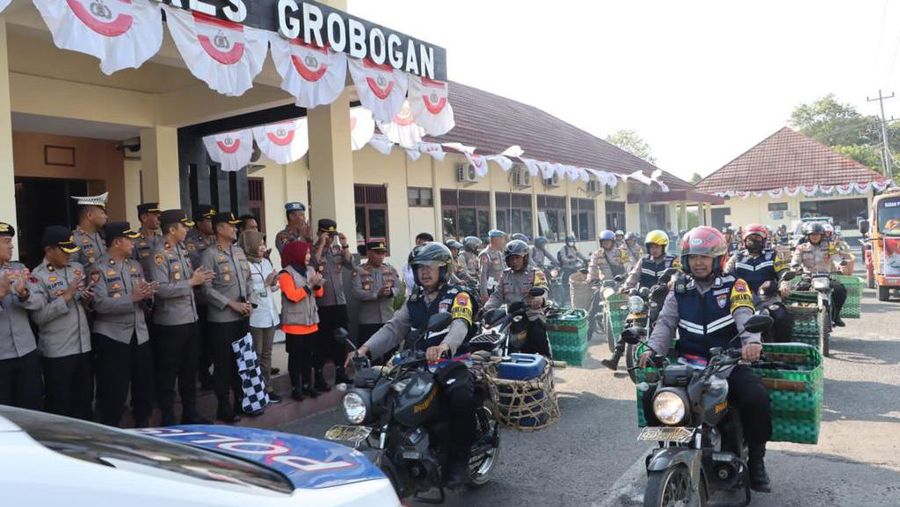 Polri melalui Polres Grobogan menyalurkan bantuan kepada warga atas kekeringan yang terjadi di Kabupaten Grobogan. (Dok. Divisi Humas Polri)