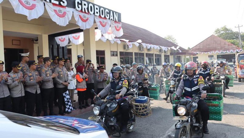 Polri melalui Polres Grobogan menyalurkan bantuan kepada warga atas kekeringan yang terjadi di Kabupaten Grobogan. (Dok. Divisi Humas Polri)