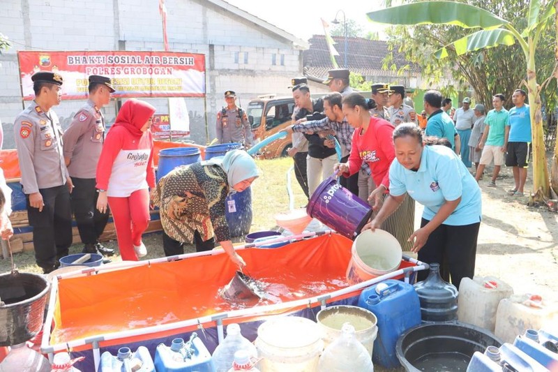 Polri melalui Polres Grobogan menyalurkan bantuan kepada warga atas kekeringan yang terjadi di Kabupaten Grobogan. (Dok. Divisi Humas Polri)