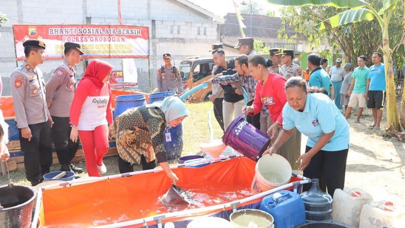 Polri melalui Polres Grobogan menyalurkan bantuan kepada warga atas kekeringan yang terjadi di Kabupaten Grobogan. (Dok. Divisi Humas Polri)