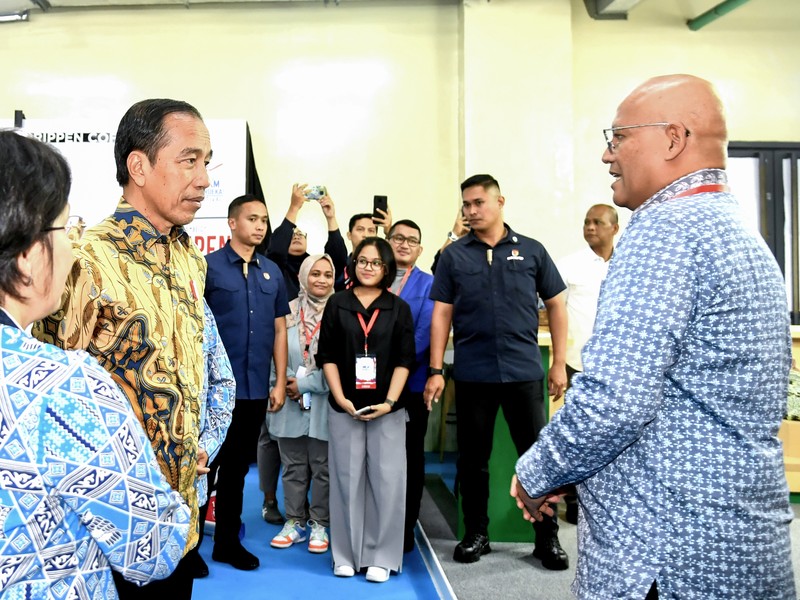 Presiden Joko Widodo mengunjungi stan Sampoerna Entrepreneurship Training Center (SETC), yaitu program pemberdayaan UMKM oleh PT HM Sampoerna Tbk. (Sampoerna) di bawah Payung Program Keberlanjutan “Sampoerna Untuk Indonesia”, di Festival Apindo UMKM Merdeka di Grand Indonesia, Jakarta, Senin (31/7/2023). Presiden tampak berbincang-bincang dengan Kepala Urusan Eksternal Sampoerna, Ishak Danuningrat. Presiden Joko Widodo mengunjungi stan Sampoerna Entrepreneurship Training Center (SETC), yaitu program pemberdayaan UMKM oleh PT HM Sampoerna Tbk. (Sampoerna) di bawah Payung Program Keberlanjutan “Sampoerna Untuk Indonesia”, di Festival Apindo UMKM Merdeka di Grand Indonesia, Jakarta, Senin (31/7/2023). Presiden tampak berbincang-bincang dengan Kepala Urusan Eksternal Sampoerna, Ishak Danuningrat. (Dok. BPMI Setpres)