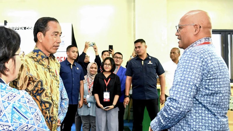 Presiden Joko Widodo mengunjungi stan Sampoerna Entrepreneurship Training Center (SETC), yaitu program pemberdayaan UMKM oleh PT HM Sampoerna Tbk. (Sampoerna) di bawah Payung Program Keberlanjutan “Sampoerna Untuk Indonesia”, di Festival Apindo UMKM Merdeka di Grand Indonesia, Jakarta, Senin (31/7/2023). Presiden tampak berbincang-bincang dengan Kepala Urusan Eksternal Sampoerna, Ishak Danuningrat. (Dok. BPMI Setpres)