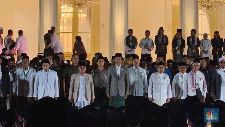 Presiden Joko Widodo menhadiri Zikir dan Doa Kebangsaan 78 tahun Indonesia Merdeka di halaman Istana Negara, Selasa (1/8/2023). Acara ini juga dihadiri Wakil Presiden K.H Ma'ruf Amin juga beberapa menteri juga para tokoh agama. (CNBC Indonesia/Emir Yanwardhana)