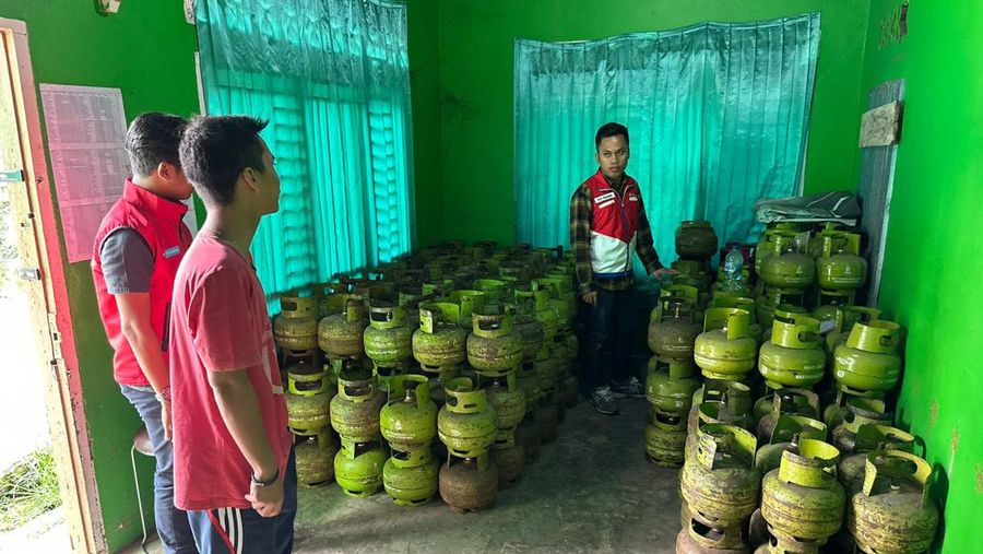 PT Pertamina Patra Niaga (PPN) selaku Subholding Commercial & Trading bersama pemerintah daerah dan aparat kepolisian bergerak cepat mengecek langsung ketersediaan LPG Subsidi 3 Kg dengan melakukan sidak dan pemantauan. Hal ini dilakukan di 255 titik untuk memastikan pasokan LPG Subsidi di daerah aman dan tepat sasaran. (Dok. Pertamina)