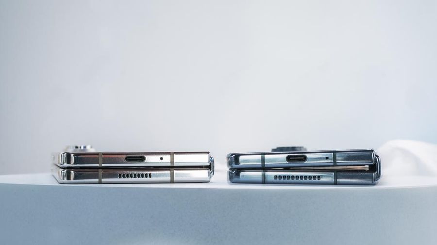 Perbedaan kerapatan lipatan pada Galaxy Z Fold 5 (kiri) dan Galaxy Z Fold 4 (kanan)