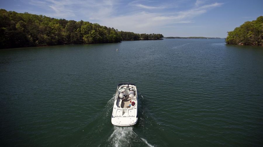 Sebuah perahu melewati Danau Lanier, di Buford, Ga. (AP Photo/David Goldman/File Foto)