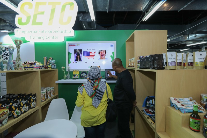 Presiden Joko Widodo mengunjungi stan Sampoerna Entrepreneurship Training Center (SETC), yaitu program pemberdayaan UMKM oleh PT HM Sampoerna Tbk. (Sampoerna) di bawah Payung Program Keberlanjutan “Sampoerna Untuk Indonesia”, di Festival Apindo UMKM Merdeka di Grand Indonesia, Jakarta, Senin (31/7/2023). Presiden tampak berbincang-bincang dengan Kepala Urusan Eksternal Sampoerna, Ishak Danuningrat. Presiden Joko Widodo mengunjungi stan Sampoerna Entrepreneurship Training Center (SETC), yaitu program pemberdayaan UMKM oleh PT HM Sampoerna Tbk. (Sampoerna) di bawah Payung Program Keberlanjutan “Sampoerna Untuk Indonesia”, di Festival Apindo UMKM Merdeka di Grand Indonesia, Jakarta, Senin (31/7/2023). Presiden tampak berbincang-bincang dengan Kepala Urusan Eksternal Sampoerna, Ishak Danuningrat. (Dok. BPMI Setpres)