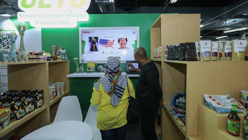 Presiden Joko Widodo mengunjungi stan Sampoerna Entrepreneurship Training Center (SETC), yaitu program pemberdayaan UMKM oleh PT HM Sampoerna Tbk. (Sampoerna) di bawah Payung Program Keberlanjutan “Sampoerna Untuk Indonesia”, di Festival Apindo UMKM Merdeka di Grand Indonesia, Jakarta, Senin (31/7/2023). Presiden tampak berbincang-bincang dengan Kepala Urusan Eksternal Sampoerna, Ishak Danuningrat. (Dok. BPMI Setpres)