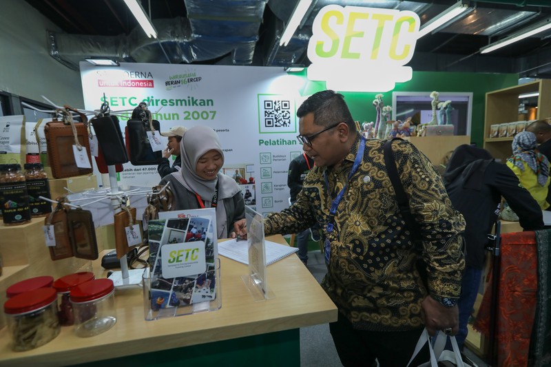 Presiden Joko Widodo mengunjungi stan Sampoerna Entrepreneurship Training Center (SETC), yaitu program pemberdayaan UMKM oleh PT HM Sampoerna Tbk. (Sampoerna) di bawah Payung Program Keberlanjutan “Sampoerna Untuk Indonesia”, di Festival Apindo UMKM Merdeka di Grand Indonesia, Jakarta, Senin (31/7/2023). Presiden tampak berbincang-bincang dengan Kepala Urusan Eksternal Sampoerna, Ishak Danuningrat. (Dok. BPMI Setpres)