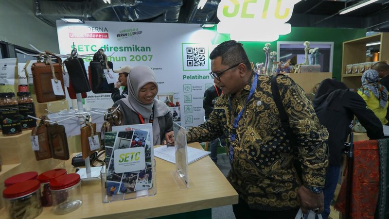 Presiden Joko Widodo mengunjungi stan Sampoerna Entrepreneurship Training Center (SETC), yaitu program pemberdayaan UMKM oleh PT HM Sampoerna Tbk. (Sampoerna) di bawah Payung Program Keberlanjutan “Sampoerna Untuk Indonesia”, di Festival Apindo UMKM Merdeka di Grand Indonesia, Jakarta, Senin (31/7/2023). Presiden tampak berbincang-bincang dengan Kepala Urusan Eksternal Sampoerna, Ishak Danuningrat. (Dok. BPMI Setpres)