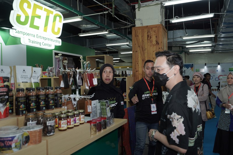 Presiden Joko Widodo mengunjungi stan Sampoerna Entrepreneurship Training Center (SETC), yaitu program pemberdayaan UMKM oleh PT HM Sampoerna Tbk. (Sampoerna) di bawah Payung Program Keberlanjutan “Sampoerna Untuk Indonesia”, di Festival Apindo UMKM Merdeka di Grand Indonesia, Jakarta, Senin (31/7/2023). Presiden tampak berbincang-bincang dengan Kepala Urusan Eksternal Sampoerna, Ishak Danuningrat. Presiden Joko Widodo mengunjungi stan Sampoerna Entrepreneurship Training Center (SETC), yaitu program pemberdayaan UMKM oleh PT HM Sampoerna Tbk. (Sampoerna) di bawah Payung Program Keberlanjutan “Sampoerna Untuk Indonesia”, di Festival Apindo UMKM Merdeka di Grand Indonesia, Jakarta, Senin (31/7/2023). Presiden tampak berbincang-bincang dengan Kepala Urusan Eksternal Sampoerna, Ishak Danuningrat. (Dok. BPMI Setpres)
