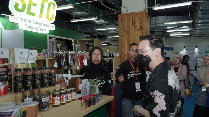 Presiden Joko Widodo mengunjungi stan Sampoerna Entrepreneurship Training Center (SETC), yaitu program pemberdayaan UMKM oleh PT HM Sampoerna Tbk. (Sampoerna) di bawah Payung Program Keberlanjutan “Sampoerna Untuk Indonesia”, di Festival Apindo UMKM Merdeka di Grand Indonesia, Jakarta, Senin (31/7/2023). Presiden tampak berbincang-bincang dengan Kepala Urusan Eksternal Sampoerna, Ishak Danuningrat. (Dok. BPMI Setpres)