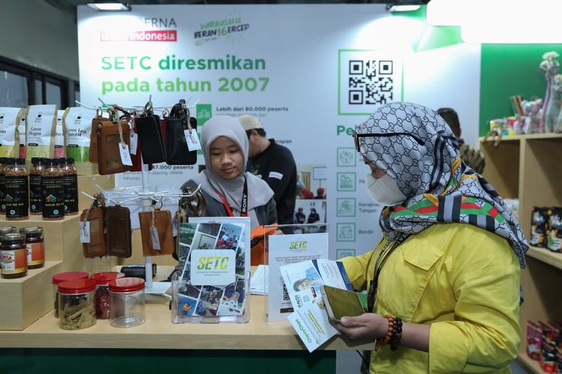 Presiden Joko Widodo mengunjungi stan Sampoerna Entrepreneurship Training Center (SETC), yaitu program pemberdayaan UMKM oleh PT HM Sampoerna Tbk. (Sampoerna) di bawah Payung Program Keberlanjutan “Sampoerna Untuk Indonesia”, di Festival Apindo UMKM Merdeka di Grand Indonesia, Jakarta, Senin (31/7/2023). Presiden tampak berbincang-bincang dengan Kepala Urusan Eksternal Sampoerna, Ishak Danuningrat. Presiden Joko Widodo mengunjungi stan Sampoerna Entrepreneurship Training Center (SETC), yaitu program pemberdayaan UMKM oleh PT HM Sampoerna Tbk. (Sampoerna) di bawah Payung Program Keberlanjutan “Sampoerna Untuk Indonesia”, di Festival Apindo UMKM Merdeka di Grand Indonesia, Jakarta, Senin (31/7/2023). Presiden tampak berbincang-bincang dengan Kepala Urusan Eksternal Sampoerna, Ishak Danuningrat. (Dok. BPMI Setpres)