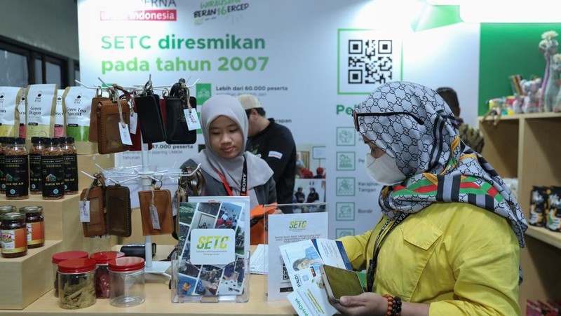 Presiden Joko Widodo mengunjungi stan Sampoerna Entrepreneurship Training Center (SETC), yaitu program pemberdayaan UMKM oleh PT HM Sampoerna Tbk. (Sampoerna) di bawah Payung Program Keberlanjutan “Sampoerna Untuk Indonesia”, di Festival Apindo UMKM Merdeka di Grand Indonesia, Jakarta, Senin (31/7/2023). Presiden tampak berbincang-bincang dengan Kepala Urusan Eksternal Sampoerna, Ishak Danuningrat. (Dok. BPMI Setpres)