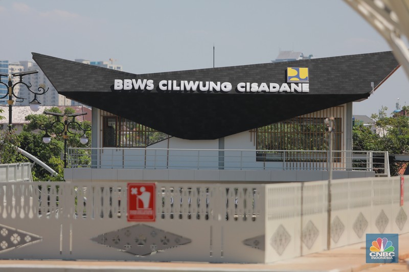 Suasana area inlet sodetan dari Sungai Ciliwung berada di Kelurahan Bidara Cina menuju arriving shaft di Jalan Otista III hingga ke outlet sodetan di Kanal Banjir Timur atau Kali Cipinang, Kelurahan Cipinang Besar Selatan, Jatinegara, Jakarta Timur, Selasa, (1/8). Suasana area inlet sodetan dari Sungai Ciliwung berada di Kelurahan Bidara Cina menuju arriving shaft di Jalan Otista III hingga ke outlet sodetan di Kanal Banjir Timur atau Kali Cipinang, Kelurahan Cipinang Besar Selatan, Jatinegara, Jakarta Timur, Selasa, (1/8). (CNBC Indonesia/Muhammad Sabki)