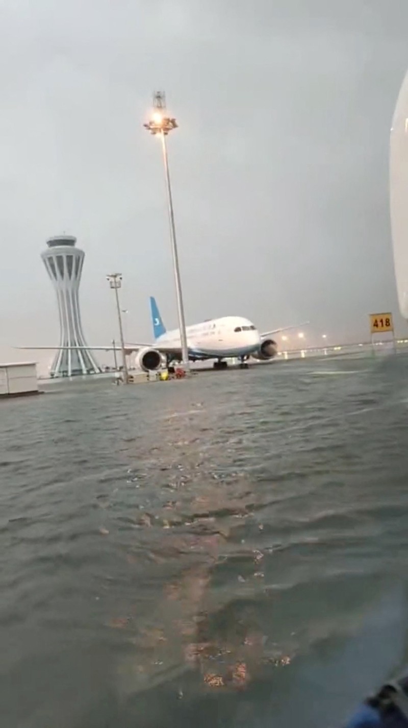 Petugas penyelamat bekerja untuk mengevakuasi penduduk yang terkena dampak banjir setelah sisa-sisa Topan Doksuri membawa hujan dan banjir di Beijing, China 2 Agustus 2023. (REUTERS/Tingshu Wang)