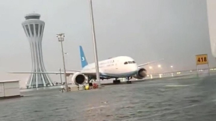 Pandangan umum tentang banjir di Bandara Internasional Daxing Beijing, setelah Topan Doksuri, di Beijing, China, dalam tangkapan layar ini diambil dari video yang dirilis pada 31 Juli 2023. (Video obtained by REUTERS)