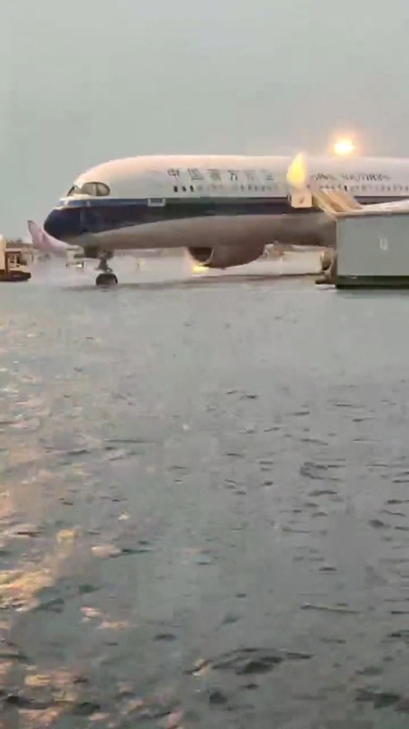 Petugas penyelamat bekerja untuk mengevakuasi penduduk yang terkena dampak banjir setelah sisa-sisa Topan Doksuri membawa hujan dan banjir di Beijing, China 2 Agustus 2023. Petugas penyelamat bekerja untuk mengevakuasi penduduk yang terkena dampak banjir setelah sisa-sisa Topan Doksuri membawa hujan dan banjir di Beijing, China 2 Agustus 2023. (REUTERS/Tingshu Wang)