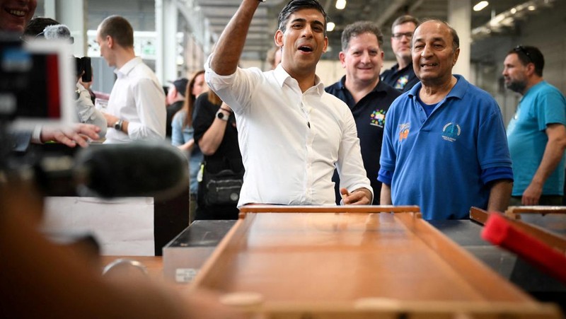 Perdana Menteri (PM) Inggris, Rishi Sunak mengunjungi acara Great British Beer Festival di London, Inggris, Selasa (1/8/2023) waktu setempat.  (DANIEL LEAL/Pool via REUTERS)