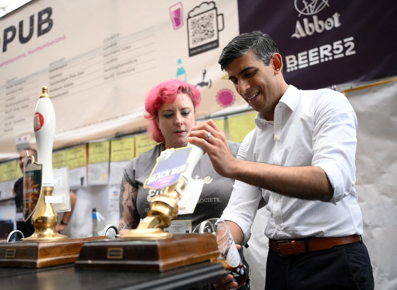 Perdana Menteri (PM) Inggris, Rishi Sunak mengunjungi acara Great British Beer Festival di London, Inggris, Selasa (1/8/2023) waktu setempat. (DANIEL LEAL/Pool via REUTERS) Perdana Menteri (PM) Inggris, Rishi Sunak mengunjungi acara Great British Beer Festival di London, Inggris, Selasa (1/8/2023) waktu setempat. (DANIEL LEAL/Pool via REUTERS)
