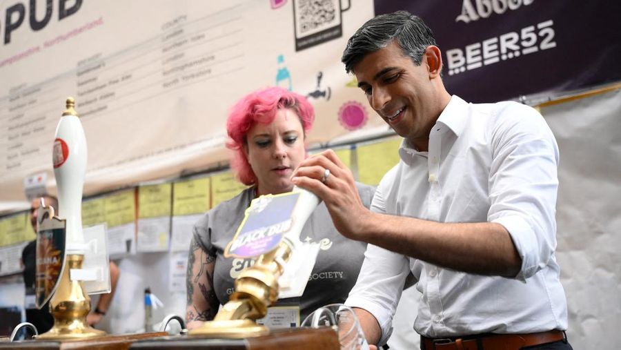Perdana Menteri (PM) Inggris, Rishi Sunak mengunjungi acara Great British Beer Festival di London, Inggris, Selasa (1/8/2023) waktu setempat.  (DANIEL LEAL/Pool via REUTERS)