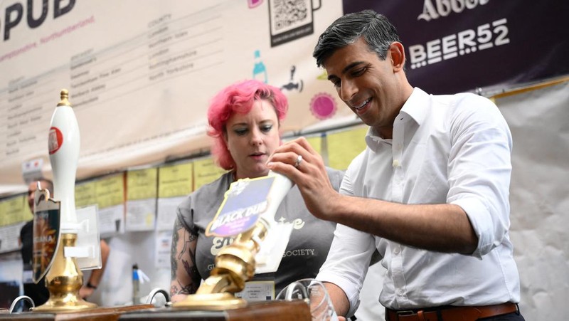 Perdana Menteri (PM) Inggris, Rishi Sunak mengunjungi acara Great British Beer Festival di London, Inggris, Selasa (1/8/2023) waktu setempat.  (DANIEL LEAL/Pool via REUTERS)