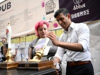 Aksi PM Inggris Rishi Sunak Jadi Bartender di Festival Bir