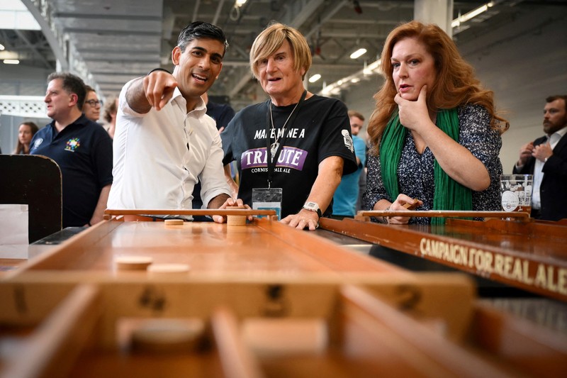 Perdana Menteri (PM) Inggris, Rishi Sunak mengunjungi acara Great British Beer Festival di London, Inggris, Selasa (1/8/2023) waktu setempat. (DANIEL LEAL/Pool via REUTERS) Perdana Menteri (PM) Inggris, Rishi Sunak mengunjungi acara Great British Beer Festival di London, Inggris, Selasa (1/8/2023) waktu setempat. (DANIEL LEAL/Pool via REUTERS)