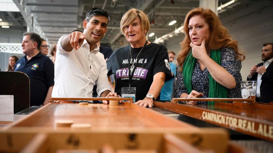 Perdana Menteri (PM) Inggris, Rishi Sunak mengunjungi acara Great British Beer Festival di London, Inggris, Selasa (1/8/2023) waktu setempat.  (DANIEL LEAL/Pool via REUTERS)