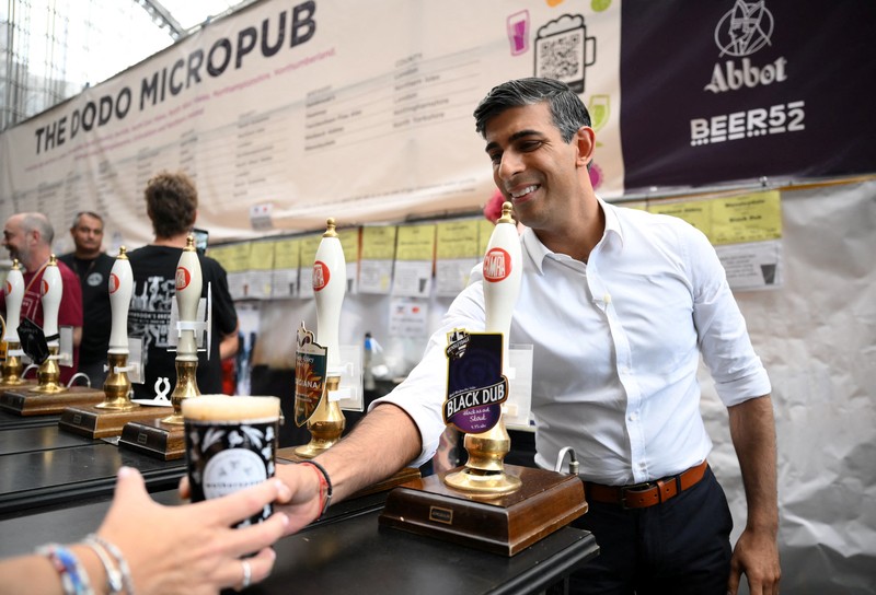 Perdana Menteri (PM) Inggris, Rishi Sunak mengunjungi acara Great British Beer Festival di London, Inggris, Selasa (1/8/2023) waktu setempat. (DANIEL LEAL/Pool via REUTERS) Perdana Menteri (PM) Inggris, Rishi Sunak mengunjungi acara Great British Beer Festival di London, Inggris, Selasa (1/8/2023) waktu setempat. (DANIEL LEAL/Pool via REUTERS)