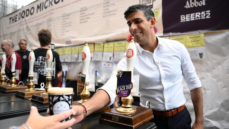 Perdana Menteri (PM) Inggris, Rishi Sunak mengunjungi acara Great British Beer Festival di London, Inggris, Selasa (1/8/2023) waktu setempat.  (DANIEL LEAL/Pool via REUTERS)