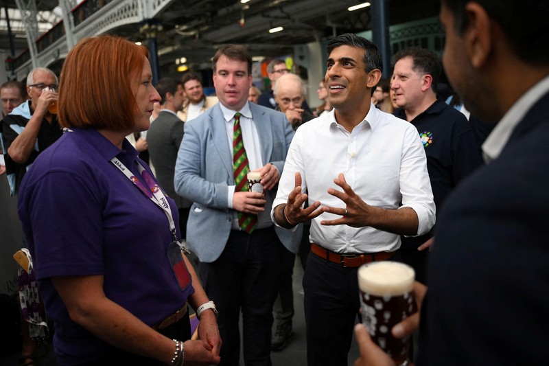 Perdana Menteri (PM) Inggris, Rishi Sunak mengunjungi acara Great British Beer Festival di London, Inggris, Selasa (1/8/2023) waktu setempat.  (DANIEL LEAL/Pool via REUTERS)