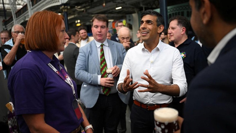 Perdana Menteri (PM) Inggris, Rishi Sunak mengunjungi acara Great British Beer Festival di London, Inggris, Selasa (1/8/2023) waktu setempat.  (DANIEL LEAL/Pool via REUTERS)