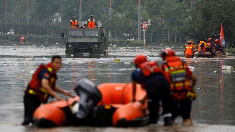 Petugas penyelamat bekerja untuk mengevakuasi penduduk yang terkena dampak banjir setelah sisa-sisa Topan Doksuri membawa hujan dan banjir di Beijing, China 2 Agustus 2023. (REUTERS/Tingshu Wang)