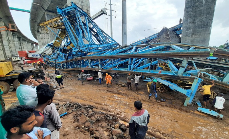 Petugas penyelamat mencari korban selamat dari sebuah crane runtuh saat pembangunan jembatan di distrik Thane di negara bagian barat Maharashtra, India, 1 Agustus 2023. Petugas penyelamat mencari korban selamat dari sebuah crane runtuh saat pembangunan jembatan di distrik Thane di negara bagian barat Maharashtra, India, 1 Agustus 2023. (REUTERS/Stringer)